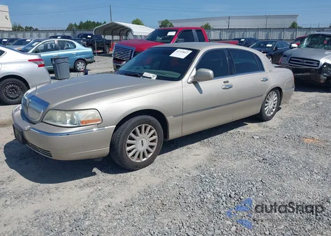 2005 Lincoln Town Car Signature z USA, uszkodzony, nr VIN 1LNHM81W35Y626364